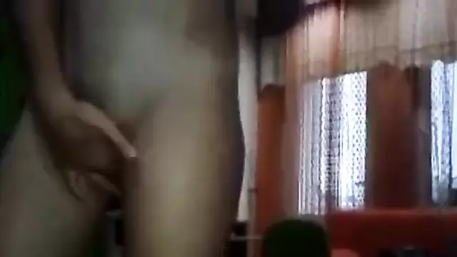 Возбуждённая красотка лезет на стояк турка