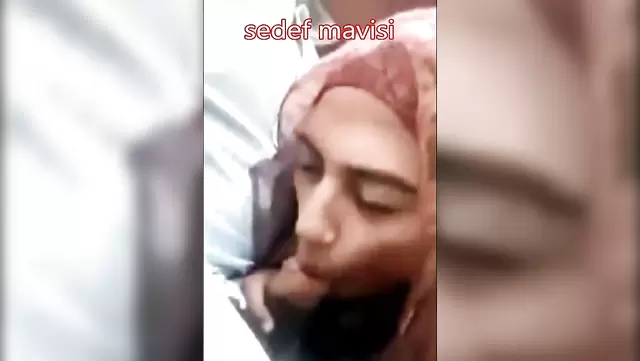 Молодая турчанка делает классный минет